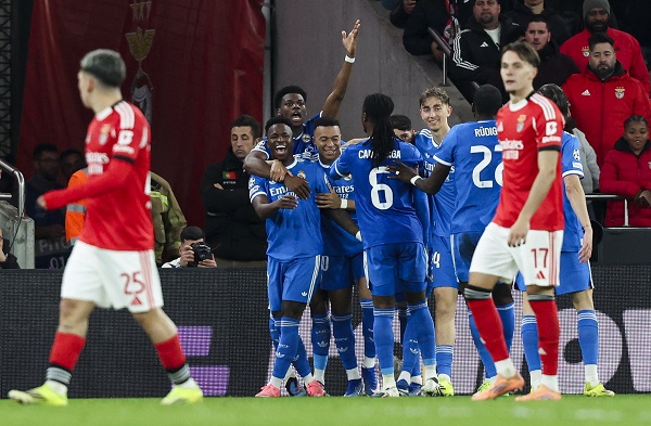 El jugador del Real Madrid Vinicius Junior celebra con sus compañeros su gol durante el partido ante el Benfica. Foto: EFE