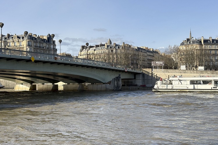 Caudal del río Sena a la altura del Puente del Alma, en París, este martes, con motivo de las precipitaciones caídas en los últimos días. Foto. EFE