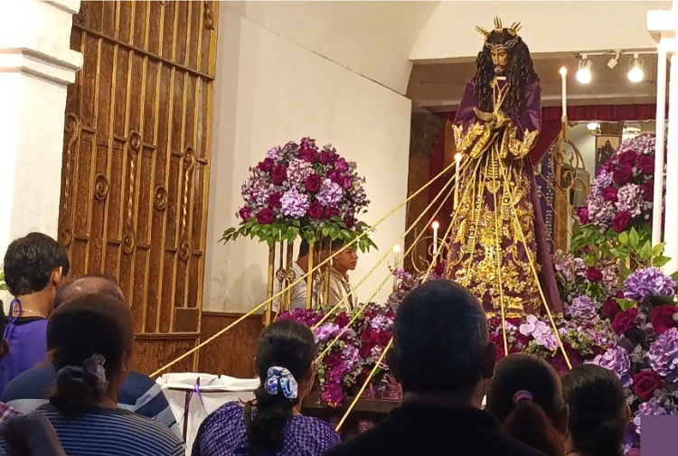 En Atalaya, la fe no solo se proclama, se vive; y en cada testimonio, los creyentes reafirman su convicción de que el milagroso Cristo Jesús Nazareno continúa obrando en la vida de quienes acuden a él con esperanza. Foto. Melquíades Vásquez