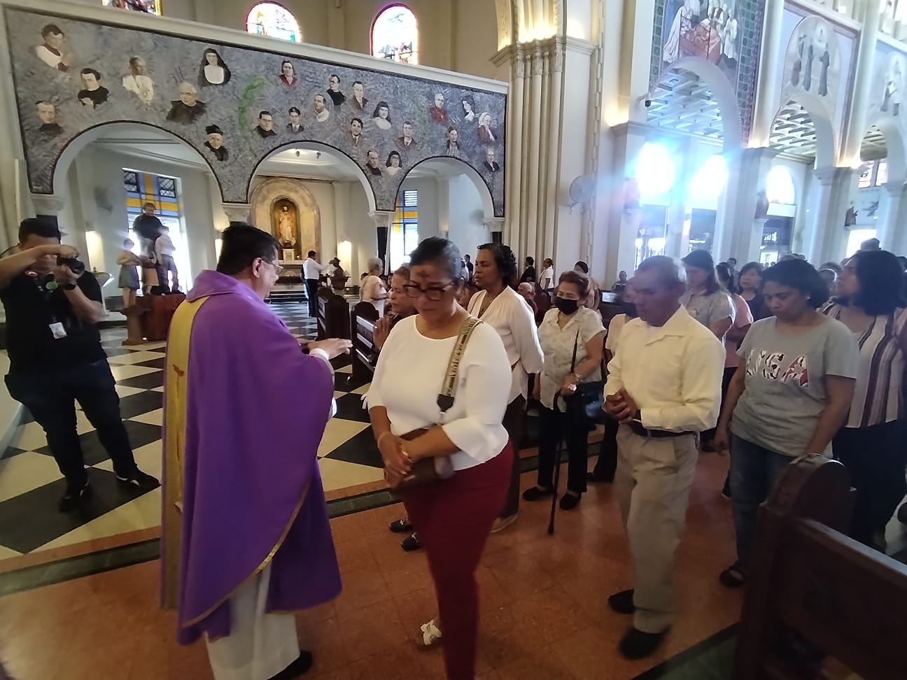 La imposición de las cenizas en la Basílica de Don Bosco.