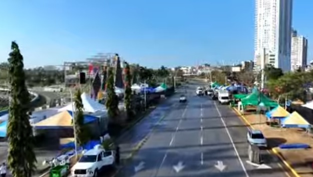 Amanece en la Cinta Costera, con un 90% de limpieza total. Hasta ahora, la cifra oficial habla de 35 toneladas de desechos recogidos solo en el área del festival.