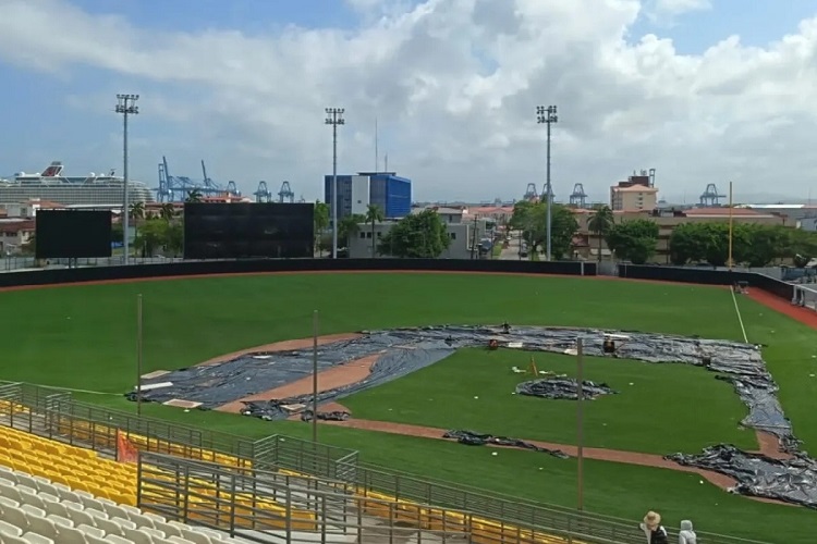 Los baños están completamente listos, al igual que los vestidores de los jugadores locales y visitantes.