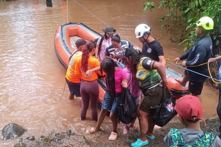 Estas personas viajaban en tres o cuatro buses, con cerca de 50 pasajeros, cuando fueron sorprendidas por la crecida del río.
