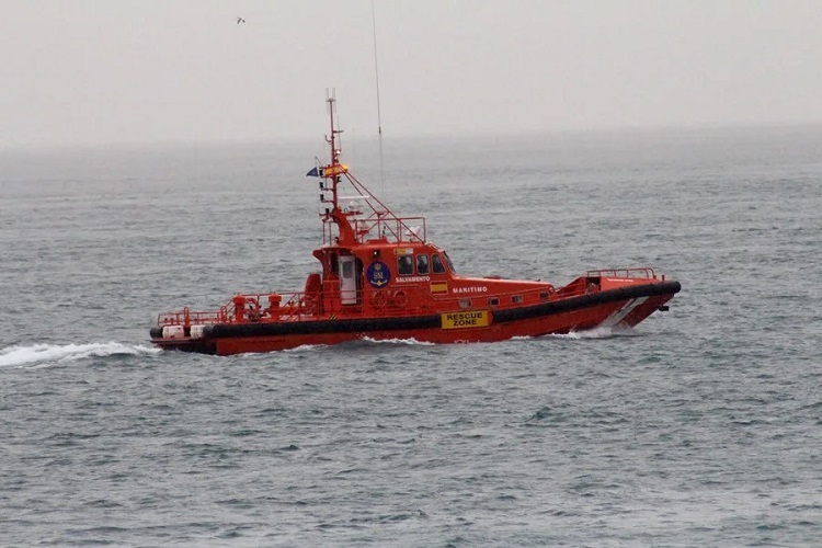 Se han recuperado nueve cuerpos en Sicilia, entre Pantelleria y Trapani, y cuatro más en la costa tirrena de Calabria, flotando en el mar. Foto. EFE