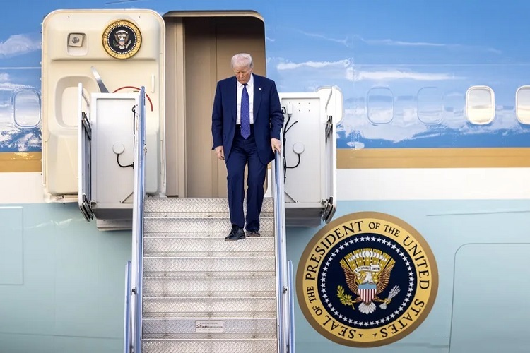 El nuevo diseño propuesto por Donald Trump, da un giro a la tradicional decoración del avión presidencial, que, desde la Administración de John F. Kennedy (1961-1963), utilizaba únicamente gamas de azul celeste y blanco. Foto. EFE