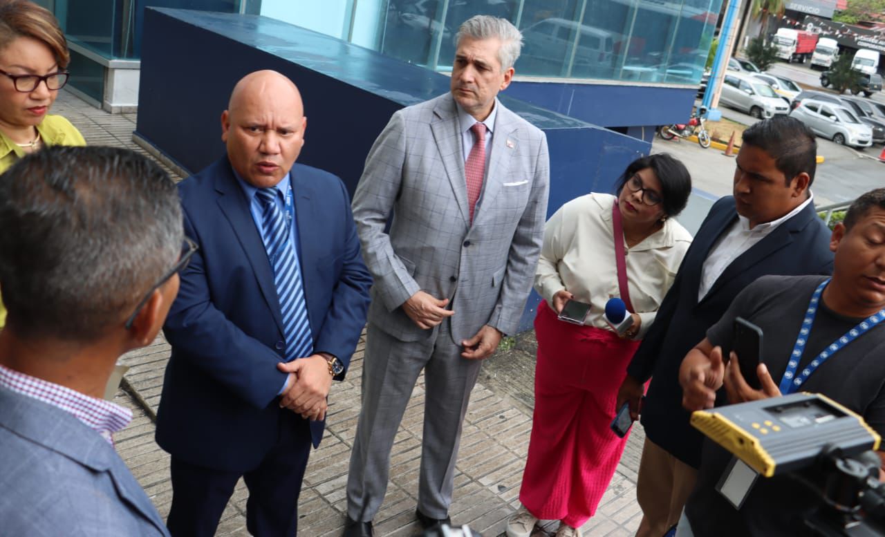 Funcionarios del Meduca presentan una denuncia por las irregularidades. 