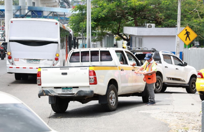 De esos 1,562 autos del Estado, 1,428 cumplieron con las normas, pero 123 presentaron faltas administrativas.