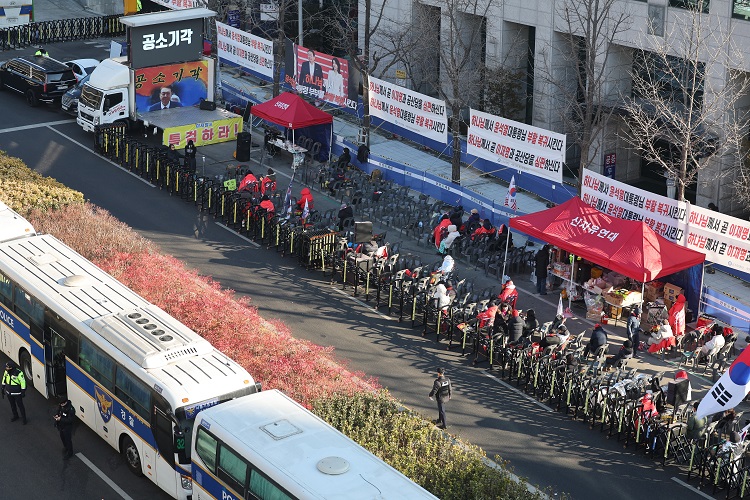 Miles de manifestantes a favor y en contra del expresidente, algunos de estos últimos en lágrimas tras escuchar la sentencia, se concentraron en los alrededores del tribunal. Foto. EFE