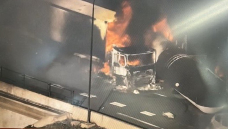 La explosión ocurrió en la principal autopista.