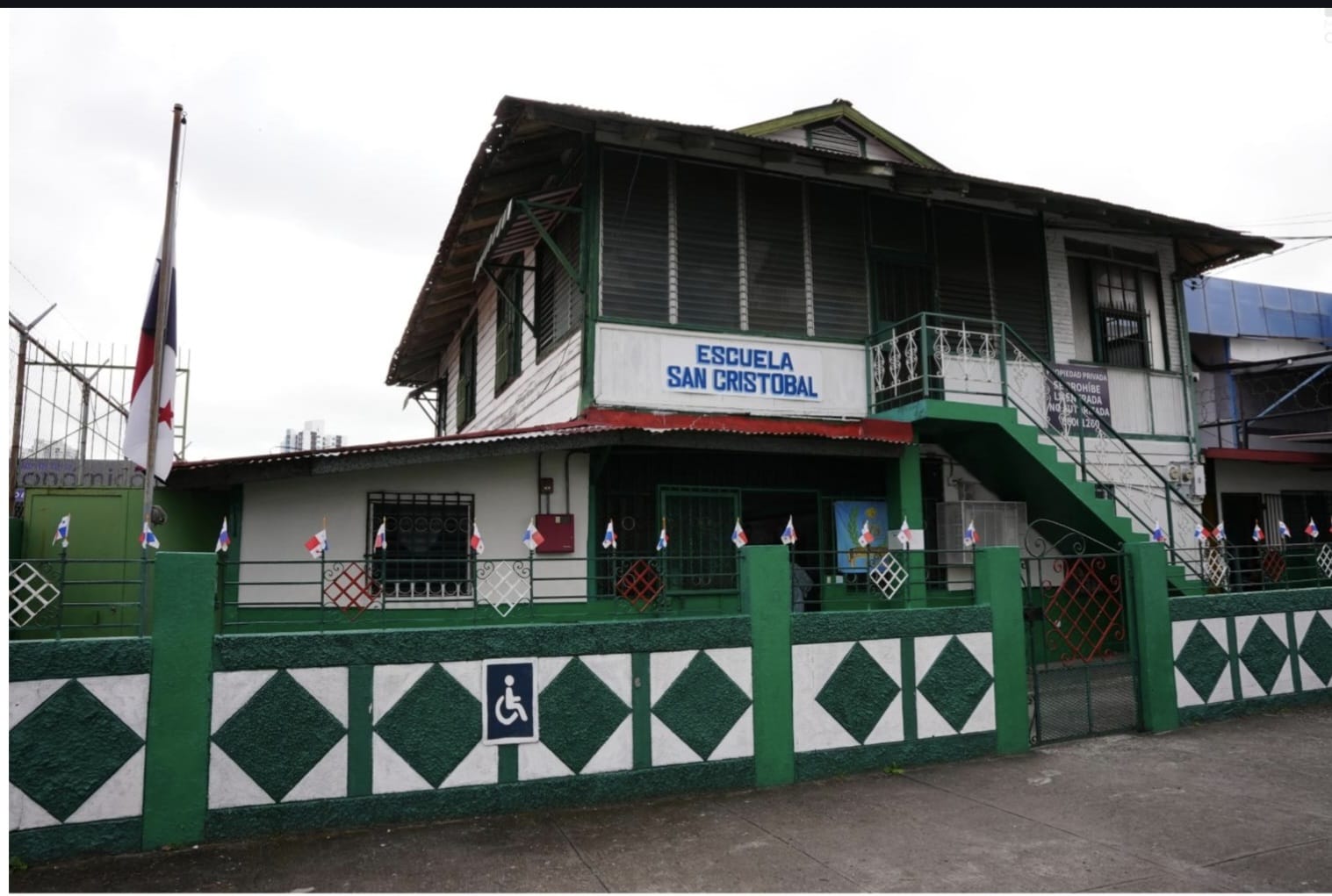 La investigación evidencia cómo el racismo, el clasismo y la xenofobia limitaron el acceso a la educación durante décadas. 