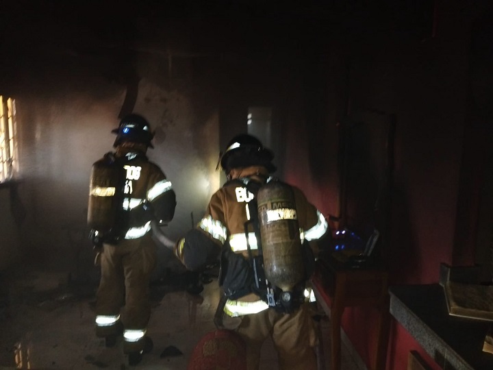 Unidades de extinción, búsqueda y rescate del Cuerpo de Bomberos de la estación sede de Santiago se movilizaron al lugar.  /  Foto: BCBRP