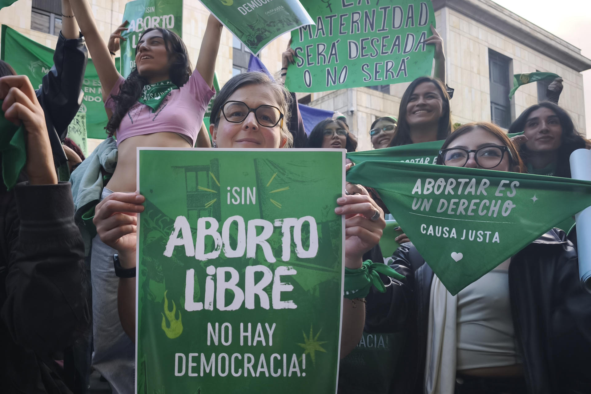 Mujeres sostienen carteles y pañuelos este sábado, durante una manifestación que conmemora los 4 años del aborto legal en Bogotá (Colombia). EFE
