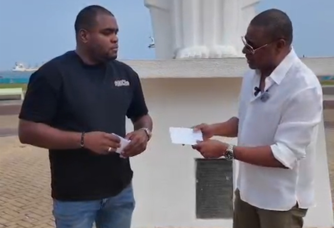 El alcalde Galván anunció la autorización de 30 permisos especiales destinados a emprendedores locales. Foto: Diomedes Sánchez S. 