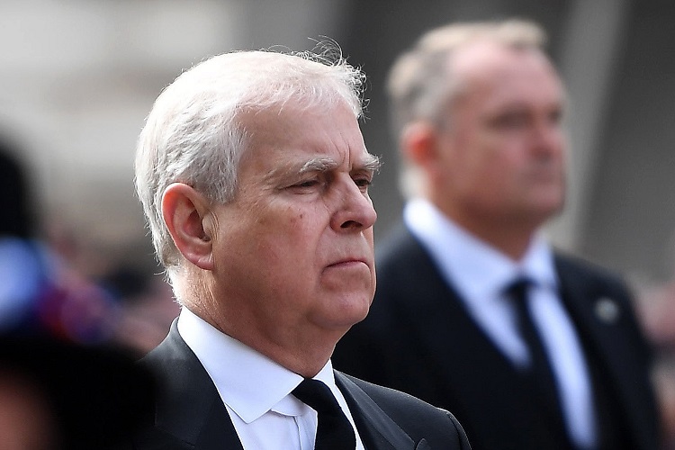 El expríncipe, Andrés fue arrestado el día que cumplió 66 años, fue llevado después a la casa de campo de la finca de Sandringham, en Norfolk, donde vive actualmente. Foto. EFE