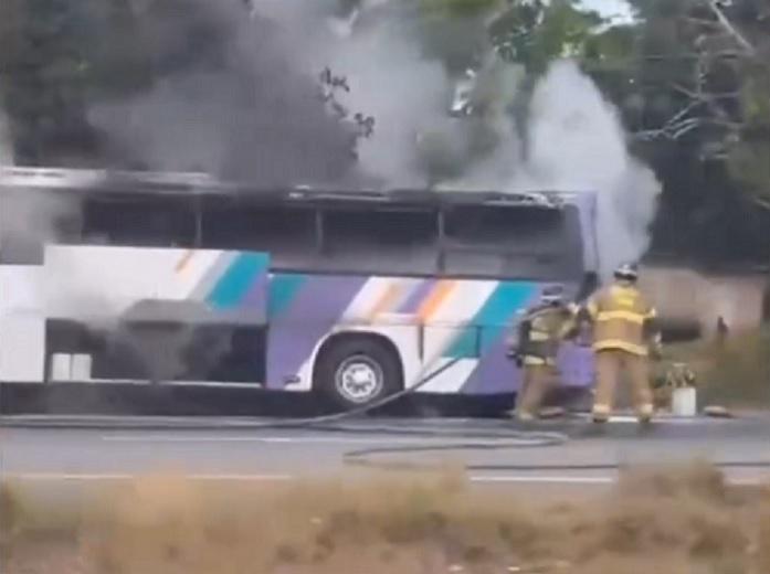 Unidades del Cuerpo de Bomberos se encuentran en el lugar. /  Captura de video: informatelas24_7