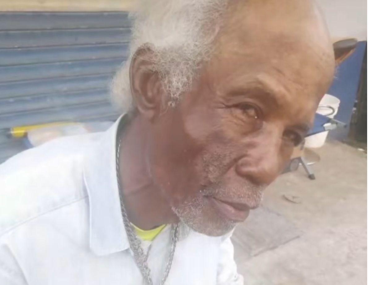 Rogelio Hudson fue atacado por un grupo de jóvenes que le lanzaron piedras