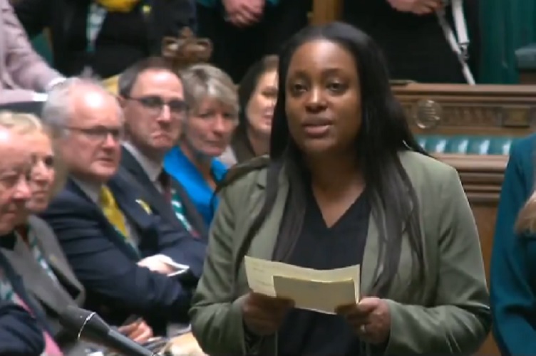 En el Parlamento Británico dan a conocer el resultado de la votación para aperturar una investigación por casos de violación infantil. Foto. Redes