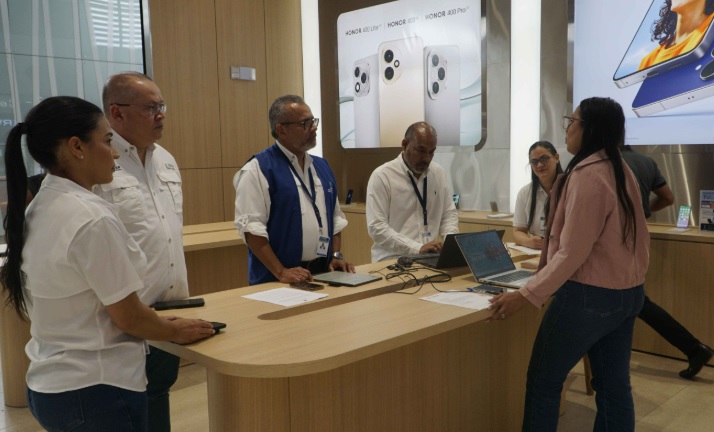 Fue una inspección sorpresa a las dos empresas telefónicas que brindan servicio en el país.