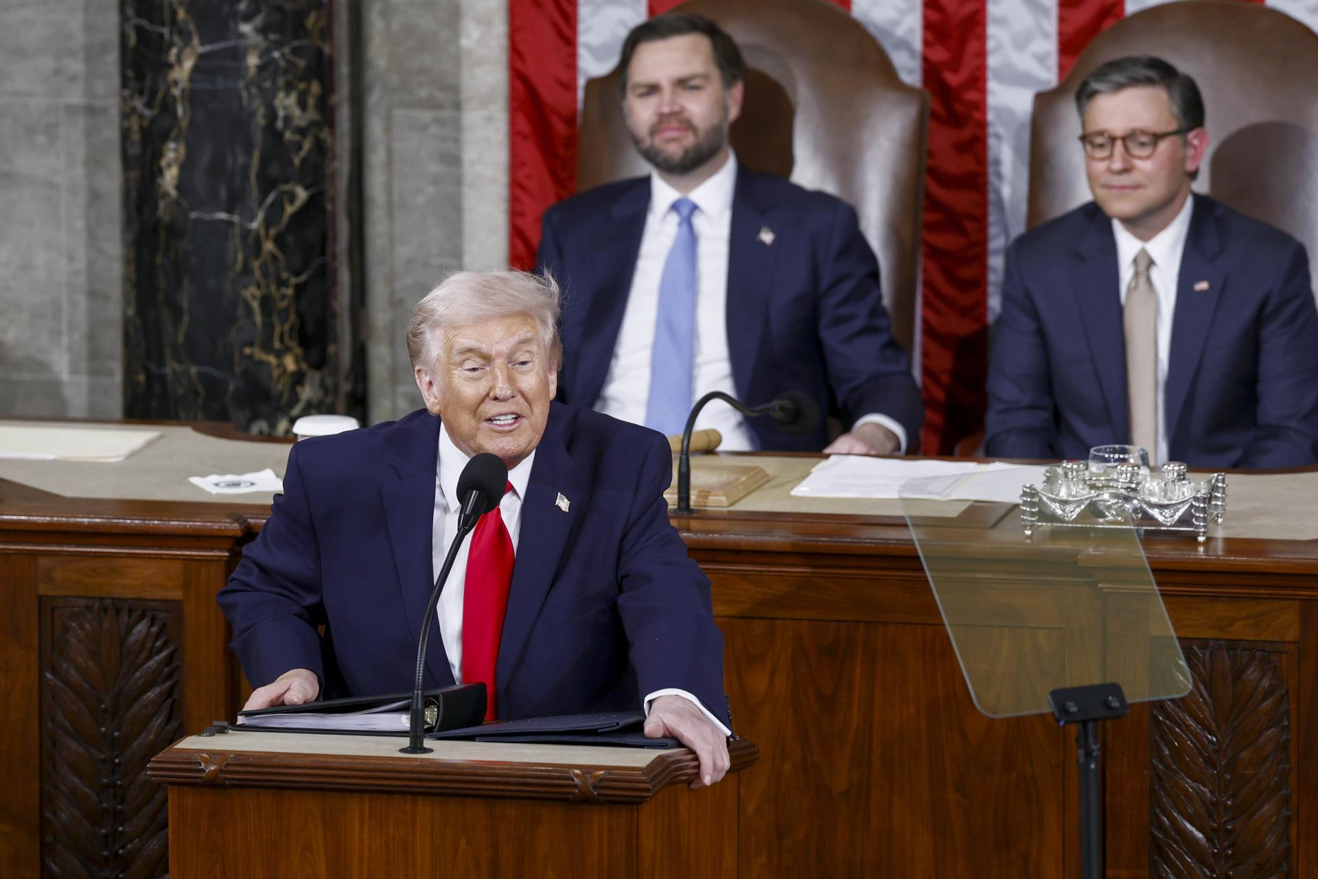El presidente de Estados Unidos, Donald Trump, junto con el vicepresidente JD Vance y el presidente de la Cámara de Representantes, Mike Johnson. /Foto: EFE