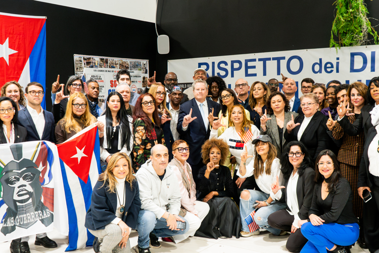 El jefe de la misión diplomática de EE.UU. en La Habana, Mike Hammer, con un grupo de cubanos en Roma. Foto. EFE