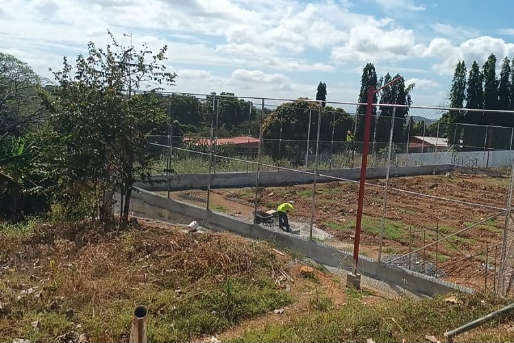 Padres de familia y miembros de la comunidad educativa esperan que el Meduca les de explicaciones claras y precisas sobre lo ocurrido y, sobre todo, que se establezca un cronograma definitivo que permita culminar las obras. Foto. Melquíade Vásquez