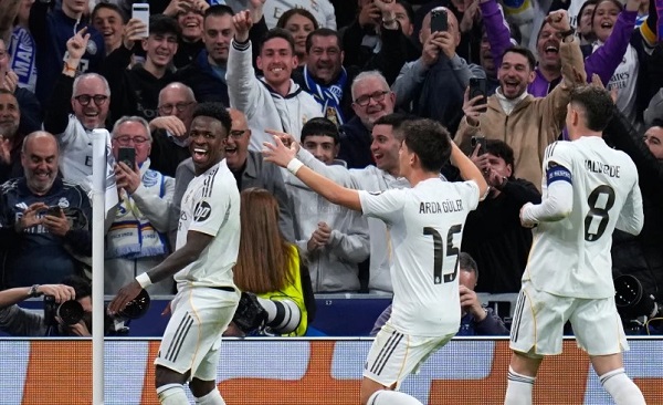 Vinícius Junior (izq.) celebra su gol anotado en el partido de vuelta ante el Benfica. Foto: EFE