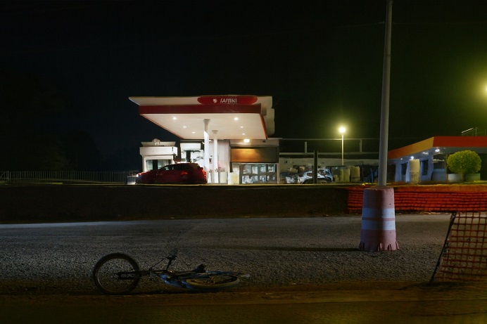 La víctima se cayó de la bicicleta y luego fue atropellado.  /  Imagen ilustrativa: Generada con AI