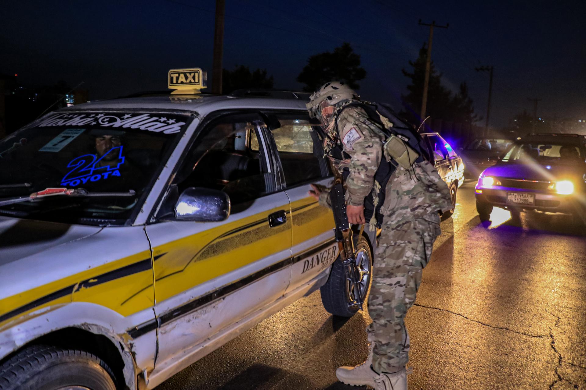 Un agente de seguridad talibán revisa un vehículo en un puesto de control en Kabul./ Foto: EFE