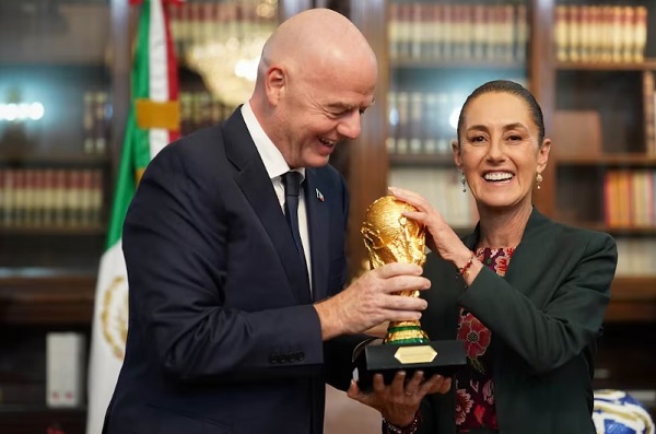 Gianni Infantino (izq.), presidente de la FIFA y Claudia Sheinbaum, presidenta de México. 
