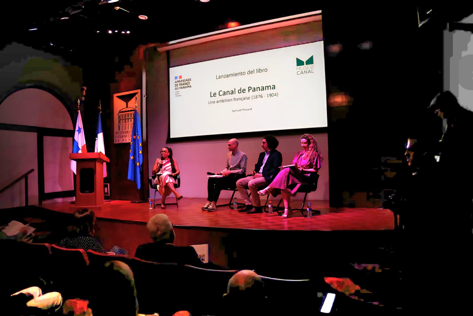 El libro fue presentado durante un conversatorio que reunió a académicos, investigadores y público interesado en la historia canalera.