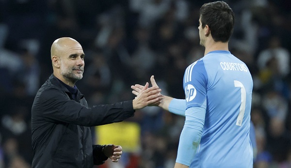El técnico español del Manchester City, Pep Guardiola (i) y el guardameta belga del Real Madrid, Thibaut Courtois. Foto: EFE