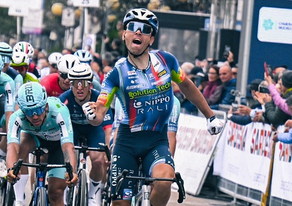 El serbio Dusan Rajović (der.), del equipo Solution Tech NIPPO Rali, ganó la etapa de este viernes del Giro di Sardegna, en Italia, a bordo de una Rali Evolve. Foto. Fepaci
