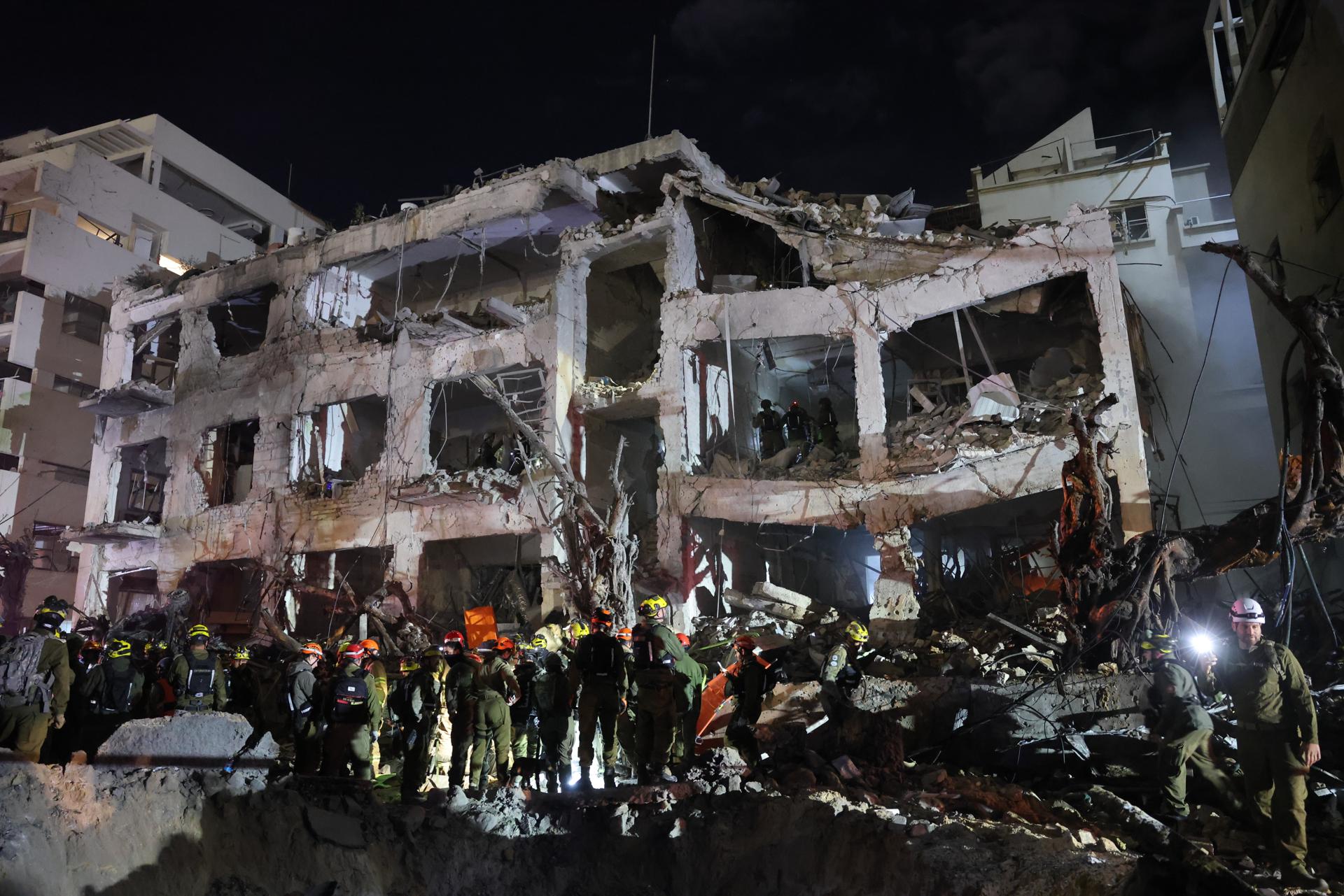 Servicios de emergencia en el lugar donde un misil iraní impactó un edificio en Tel Aviv, Israel, el 28 de febrero de 2026. EFE/A