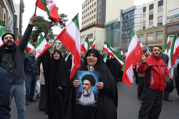 Iraníes se reúnen durante protestas anti-EE.UU. e israelíes en Teherán, con un retrato del líder supremo iraní, Ali Jameneí. Foto. EFE