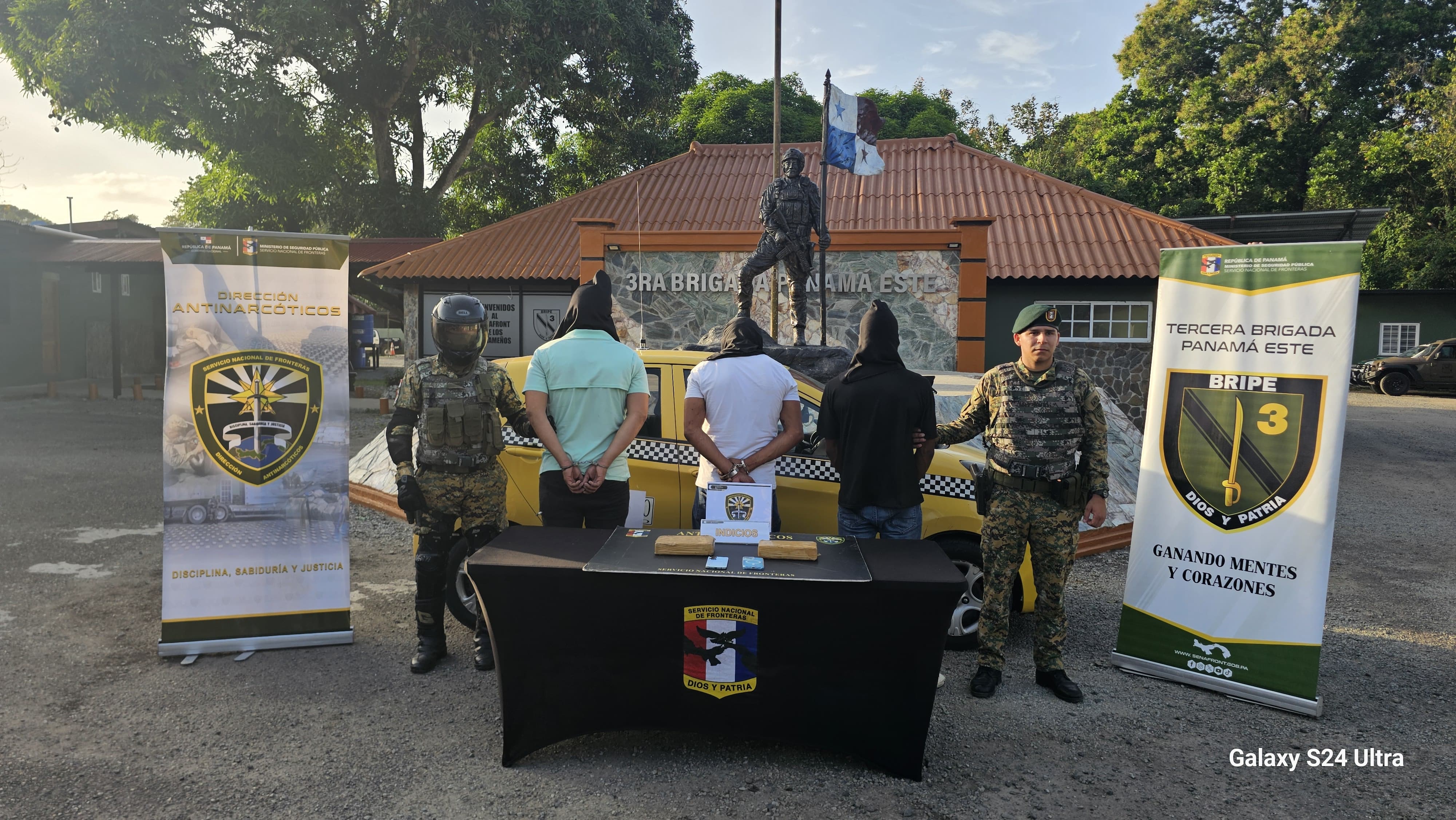 Tres detenido y un auto decomisado. 