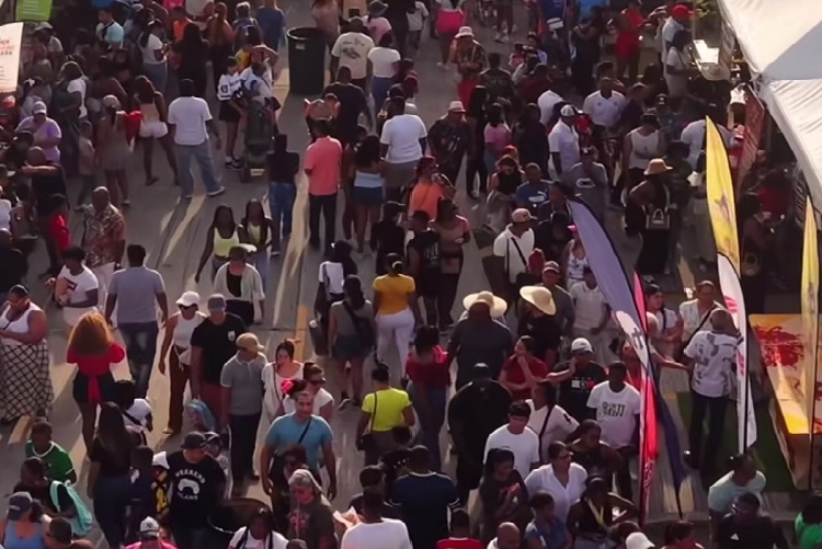 Miles de personas gozaron de un día familiar en el evento "Sabores de Colón". Foto. Diómedes Sánchez