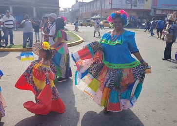 Al ritmo del tambor, las mujeres vestidas con la pollera Congo se tomaron las calles de la ciudad. 