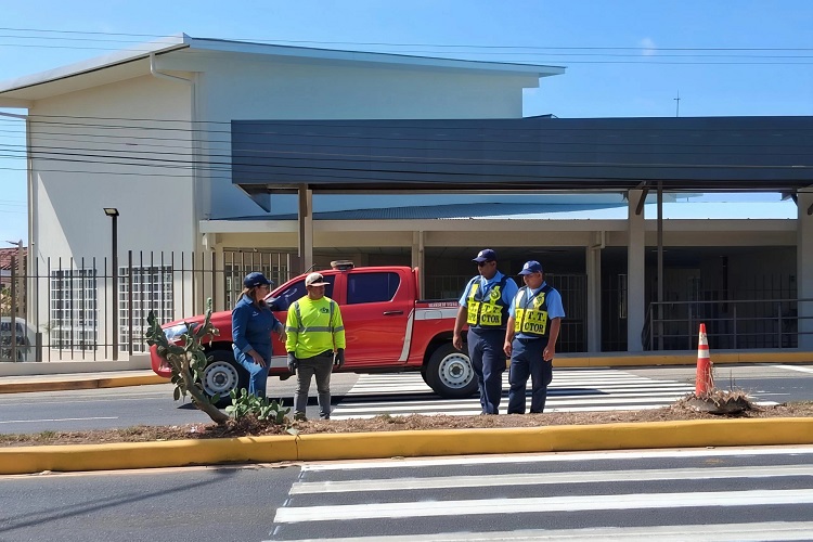 La Autoridad del Tránsito y Transporte Terrestre (ATTT) también anunció la instalación de resaltos y señalizaciones para reducir la velocidad de los vehículos y reforzar la seguridad vial, ante el incremento del movimiento peatonal por la entrada y salida de estudiantes. Foto. Thays Domínguez