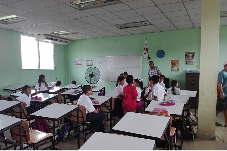 El director regional del MEDUCA, Rufino Rodríguez,  insistió a los concejales en que ayuden a las escuelas en la medida en que el presupuesto de sus juntas comunales se lo permita. Foto. Eric Montenegro
