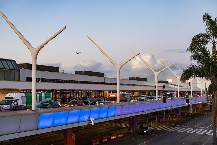 El vuelo despegó del LAX alrededor de las 10:15 hora local (18:15 GMT) y dio la vuelta menos de una hora después, realizando un aterrizaje de emergencia. 