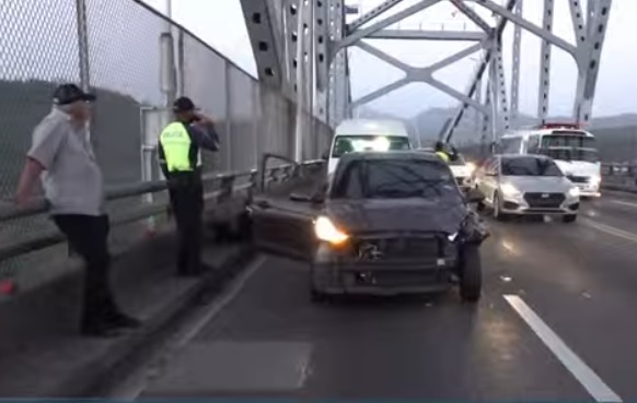 Tres vehiculos, entre ellos un busito con pasajeros, están involucrados en el accidente. 