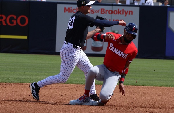 El panameño Allen córdoba (der.) durante el partido entre Panamá y los Yankees de Nueva York. Foto: José Pineda/ Fedebeis