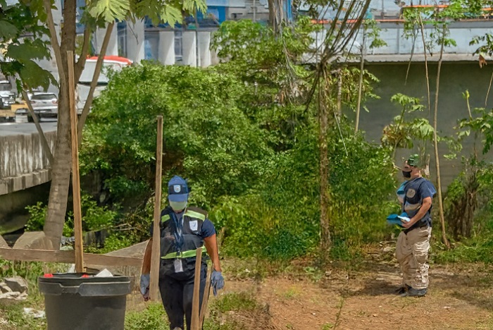 Personal de la Fiscalía Metropolitana efectuó el levantamiento de cadáver.  /  Imagen generada con IA Copilot