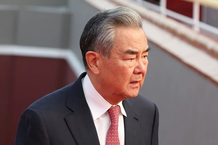 el ministro chino de Exteriores, Wang Yi, dijo que "China insta encarecidamente a todas las partes a cesar las operaciones militares, reanudar el diálogo y la negociación lo antes posible y evitar una mayor escalada de las tensiones". Foto. EFE