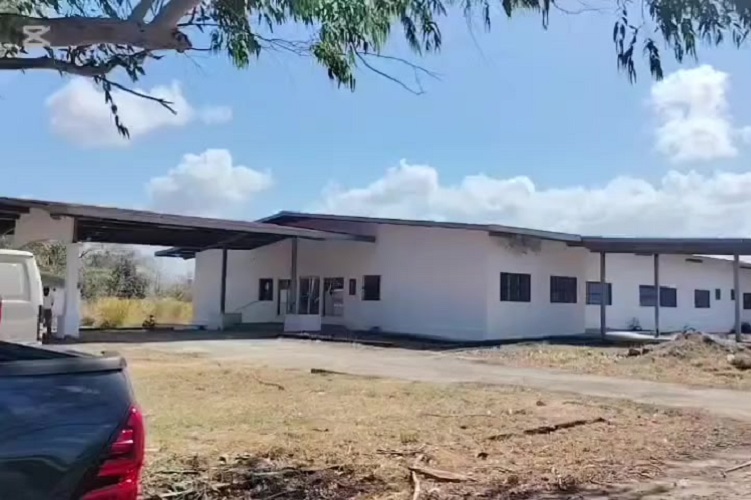 La construcción del nuevo centro de salud quedó paralizada tras alcanzar un 62% de avance.