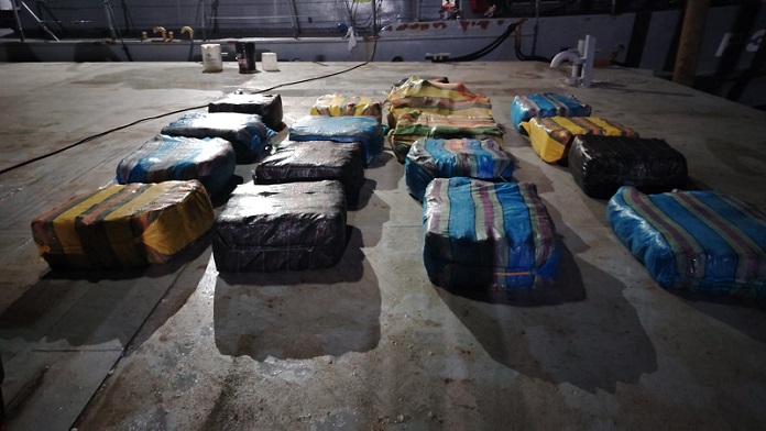 El cargamento, compuesto por 17 sacos de droga, se encontraban flotando a la deriva en el mar.  /  Foto: Senan