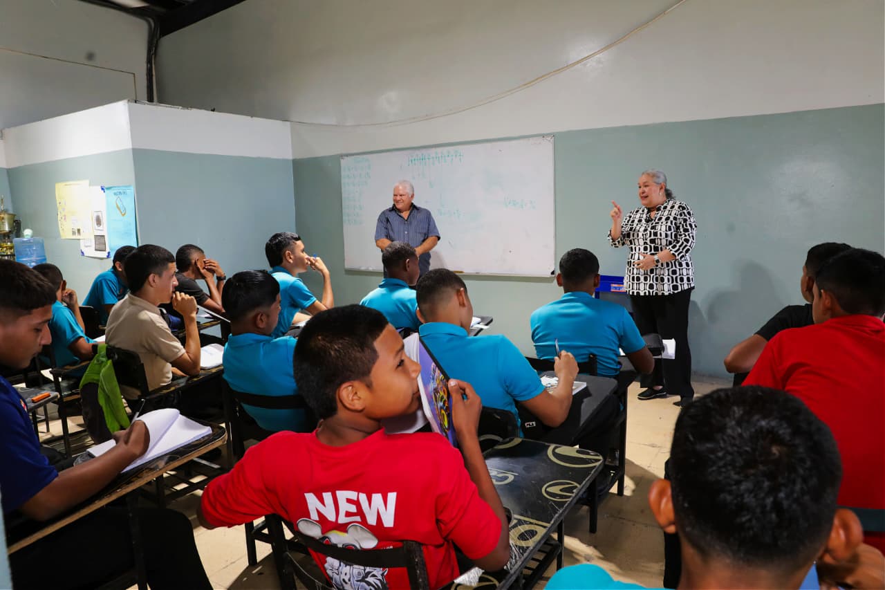 Con el inicio de clases, la ministra Beatriz Carles visitó el centro para compartir con los estudiantes y motivarlos a asumir este nuevo año con compromiso, disciplina y perseverancia. 
