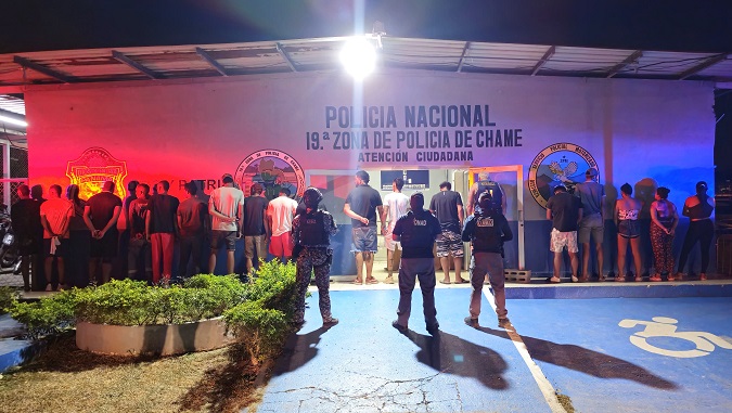 Entre los aprehendidos figuran 3 mujeres.  /  Foto: PN