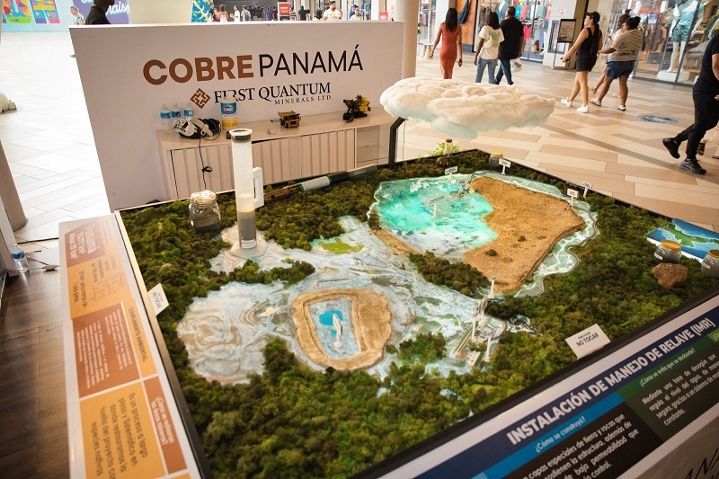 Durante estos días, los visitantes pueden interactuar con la maqueta del uso responsable del agua.