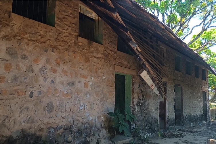 La antigua escuela, que en su momento albergó a generaciones de estudiantes mésanos, muestra señales evidentes de abandono. Foto. Melquíades Vásquez